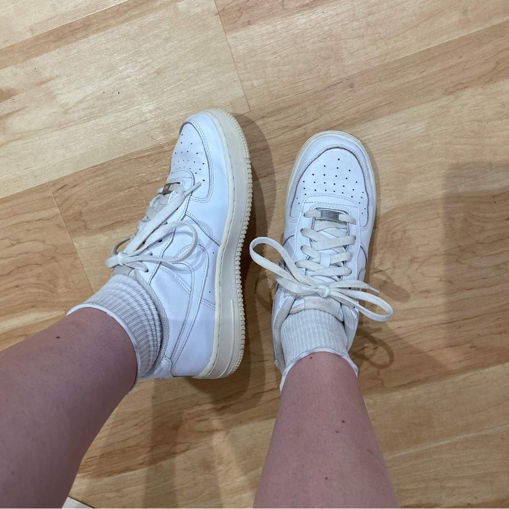 White Nike Air Force Sneakers (8.5)